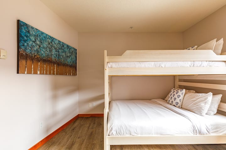 Уютна спалня с двуетажно легло, идеална за деца или приятели.