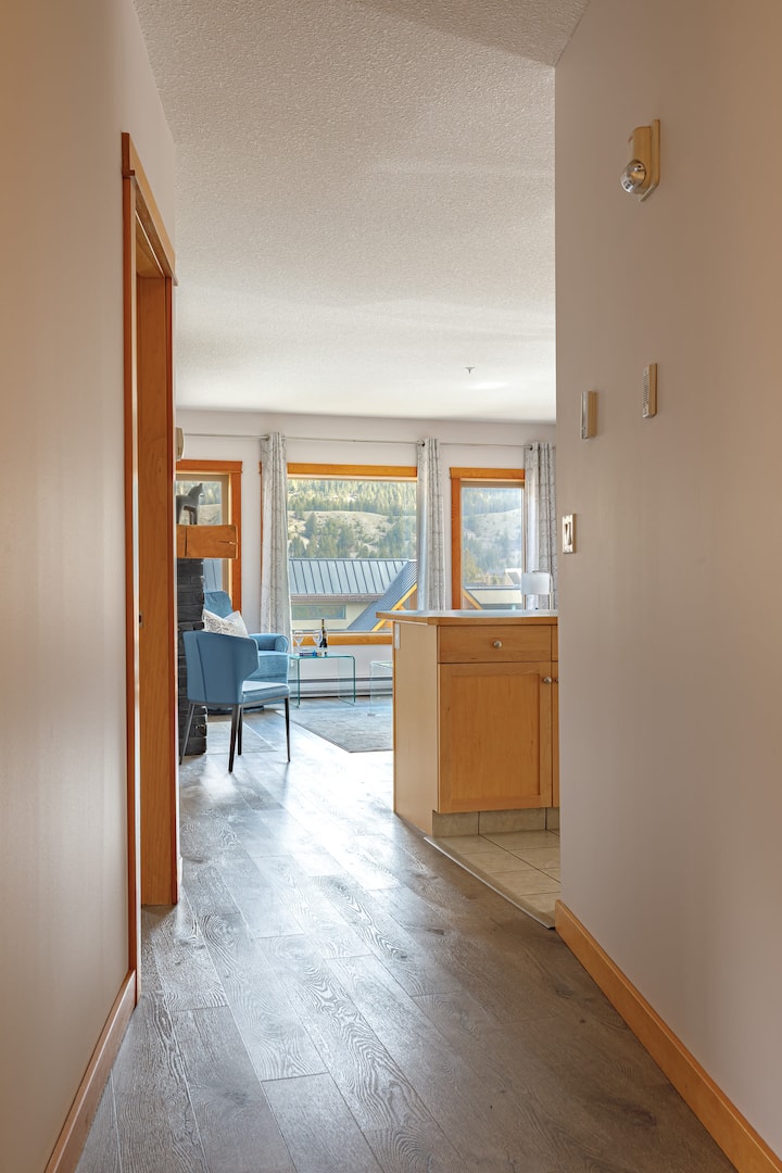 Изглед от входа към основната жилищна зона. Спалнята за гости е вдясно, а банята за гости - вляво