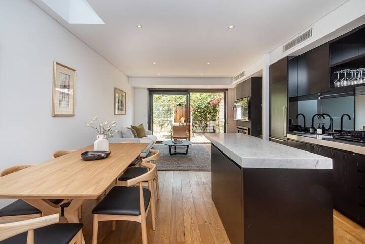 Mister Montague gallery image 3