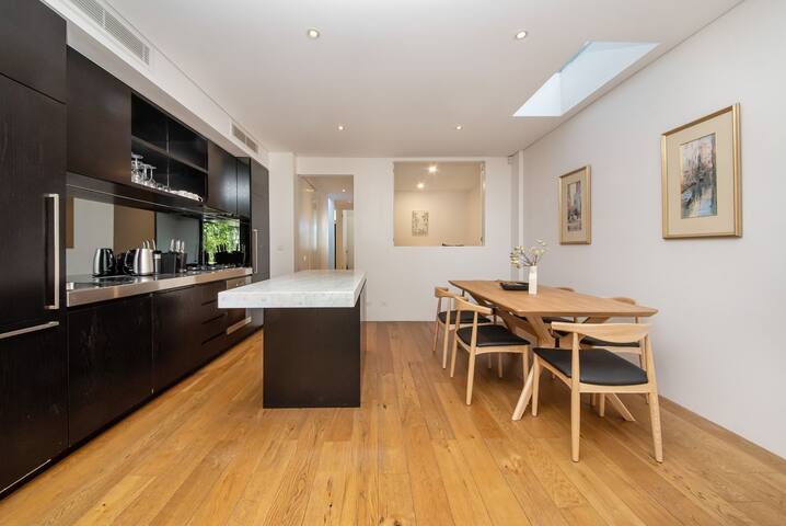 Mister Montague gallery image 4