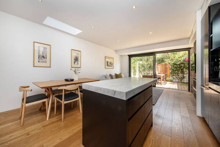 Mister Montague gallery image 5