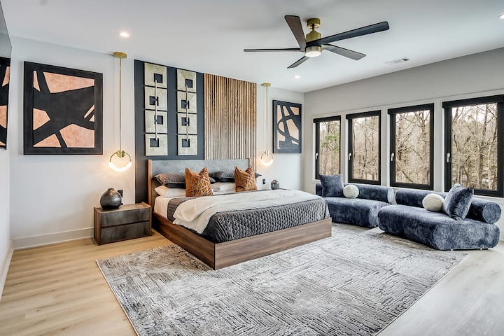 主要套房 
这间宽敞的主卧室配有豪华双人床、柔软的床上用品和平静的色调，让您放松身心。 宽敞的窗户让房间自然光线充足，是一个宁静祥和的度假胜地。 