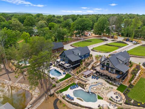 Blue Heron & Grey Fox-Sleeps 44 |2 pools & hot tub