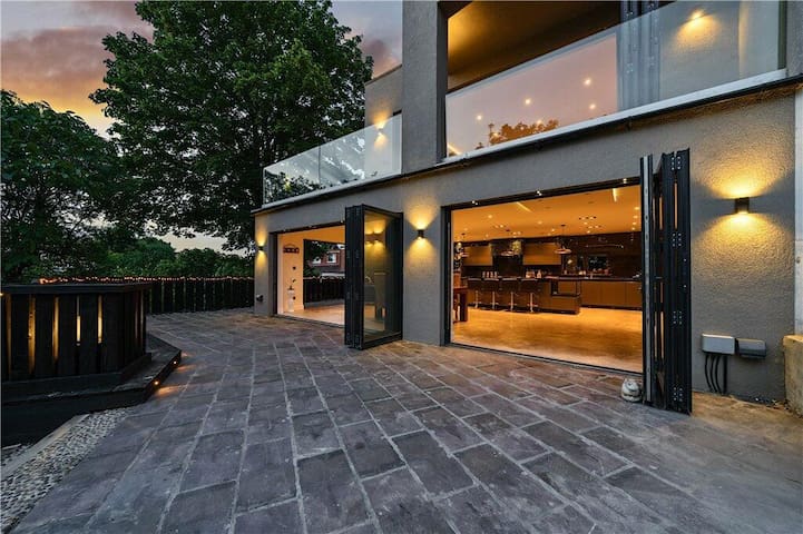 The Ridge London: Luxury Designer Villa with spa gallery image 2