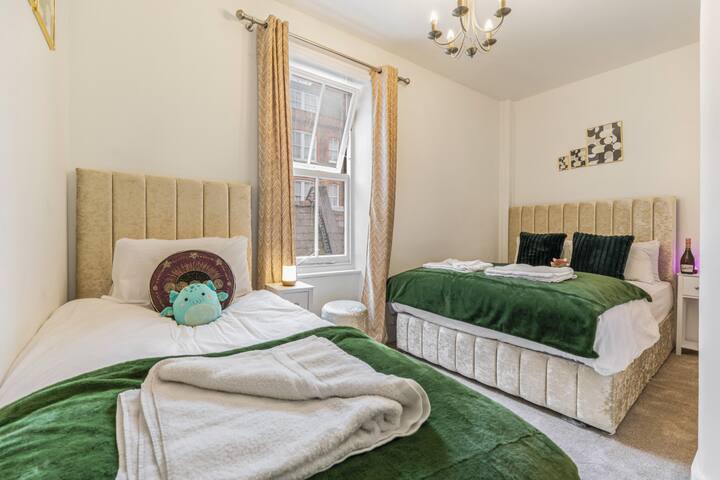 Mayfair Maisonette: Chic 2-Bed 33 gallery image 3