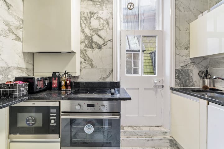 Mayfair Maisonette: Chic 2-Bed 33 gallery image 4