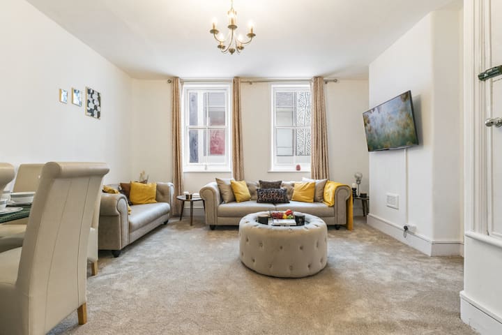 Mayfair Maisonette: Chic 2-Bed 33