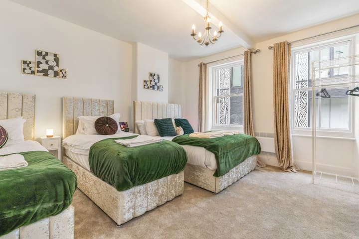 Mayfair Maisonette: Chic 2-Bed 33 gallery image 2