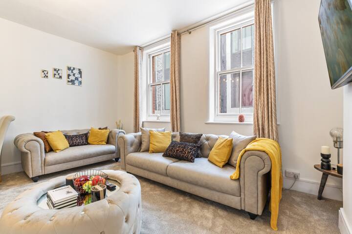 Mayfair Maisonette: Chic 2-Bed 33 gallery image 5