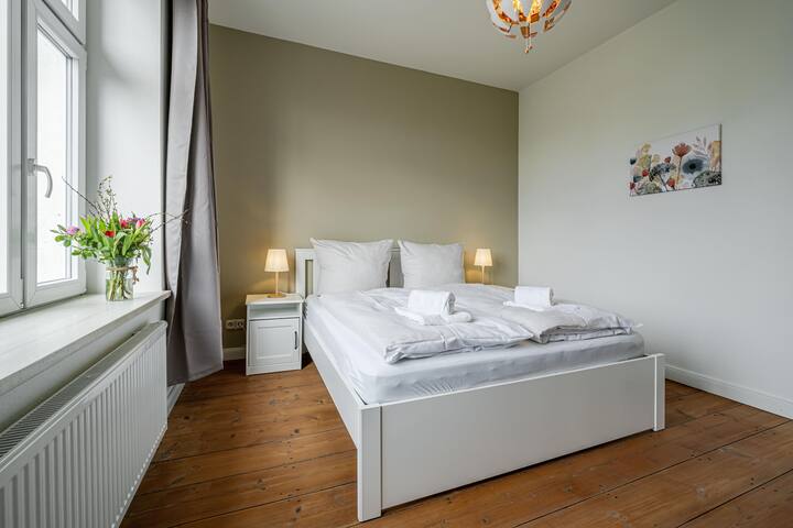 Schlafzimmer zur Hofseite mit Doppelbett (160x200cm)