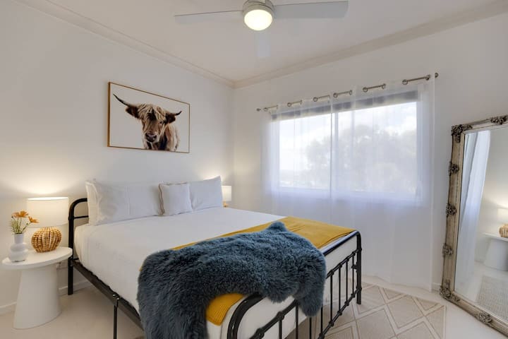 Dhoma e tretë e gjumit ka një krevat të rehatshëm me madhësi dopio "queen" me batanije të ngrohta për rehati shtesë. 