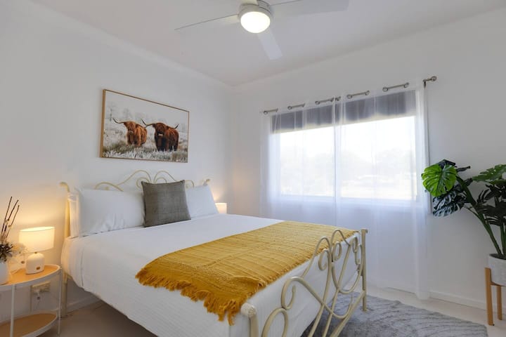 Dhoma e gjashtë e gjumit ka një kornizë magjepsëse dekorative me krevat dopio "queen" dhe dizajne unike të theksuara nga arti i murit të varur, bima e vazos me gjethe dhe ndriçimi i tavolinës anësore të ambientit. 
