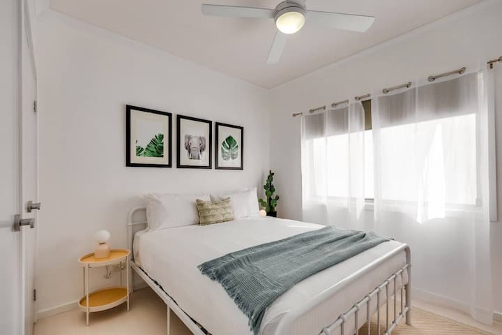 Dhoma e dytë e gjumit "queen" ka perde të buta për dritën natyrale të ambientit ose grila të bllokuara për një gjumë në hije. 