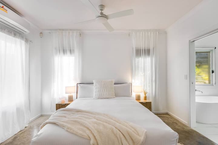 Gjej qetësi në dhomën kryesore të gjumit, me perde të freskëta, tone qetësuese neutrale dhe një krevat të rehatshëm me madhësi dopio "queen" për të gjetur pak pushim. 
