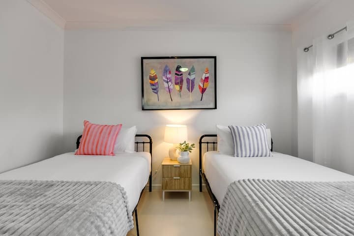 Dhoma e shtatë e gjumit ka krevate të rehatshëm dopio "king" dhe dritë natyrale të shpërndarë nga perde të buta ose grila bllokuese kur është e nevojshme. 
