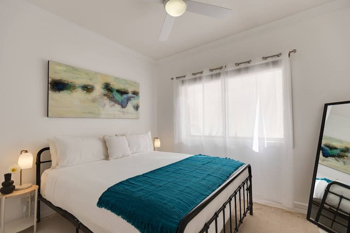 Dhoma e pestë e gjumit ka një krevat të rehatshëm me madhësi dopio "queen" dhe komoditetet e një gardërobe të integruar dhe një pasqyrë me gjatësi të plotë. 
