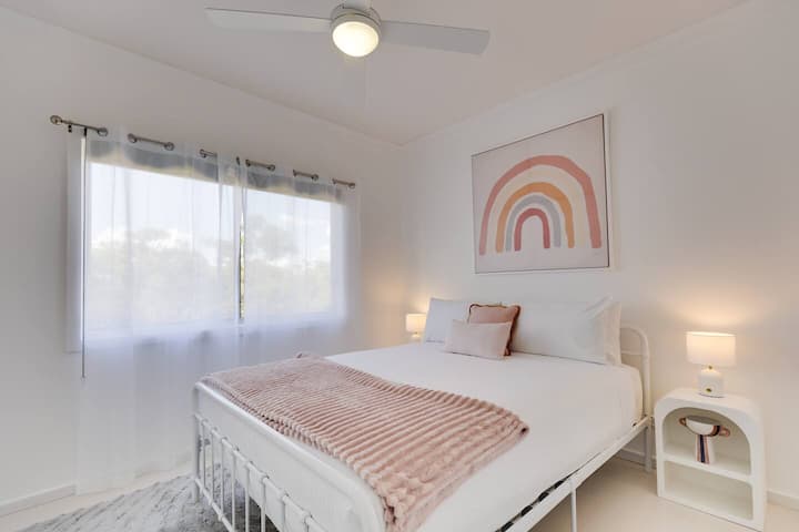 Dhoma e katërt e gjumit karakterizohet nga dekori i butë rozë. Çlodhu në krevatin e rehatshëm "queen" me një batanije të ngrohtë për më shumë rehati. 
