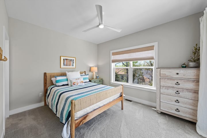 Apartmán s manželskou posteľou Queen a vlastnou kúpeľňou; prístup na slnečnú terasu