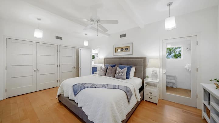 Sumérgete en la comodidad y la relajación en nuestra espaciosa habitación tamaño king
