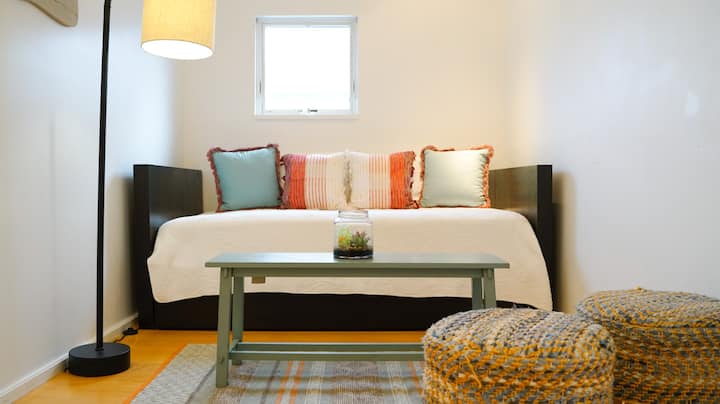 Esta configuración versátil ofrece espacio para dormir para dos huéspedes, con la comodidad de una cama extraíble adicional debajo