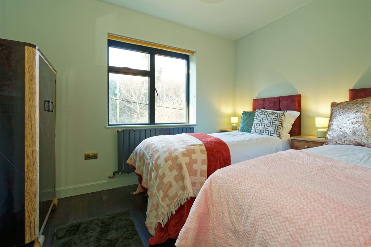 Спалня 4 разполага с две плюшени единични легла, шкаф и нощно шкафче с лампа за четене