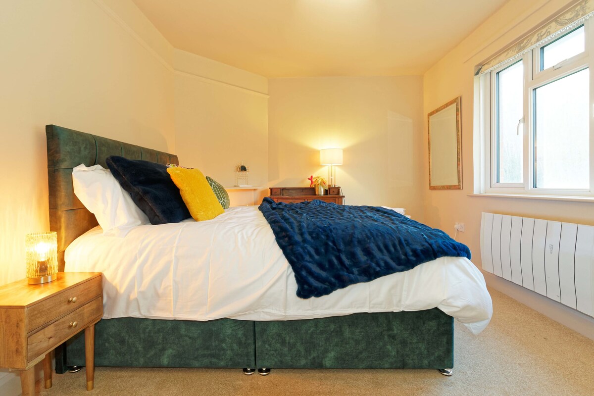 Спалня 2 също с плюшено двойно легло, нощно шкафче, светлина за четене и приятна естествена светлина