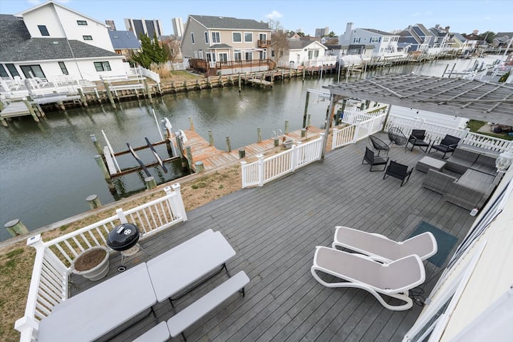 Five Bedroom Waterfront Home With Lots Of Space - Ocean City, MD