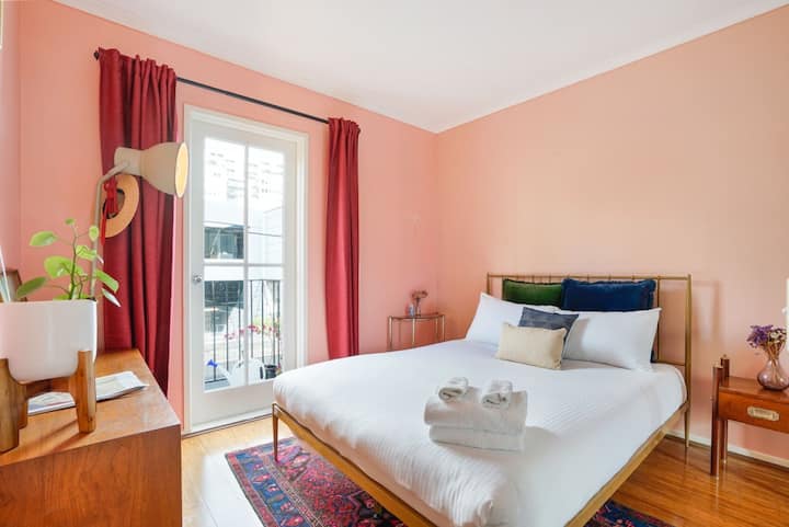 تمتلئ غرفة النوم الثانية بالضوء بستائر ثقيلة وإمكانية الوصول إلى الشرفة.