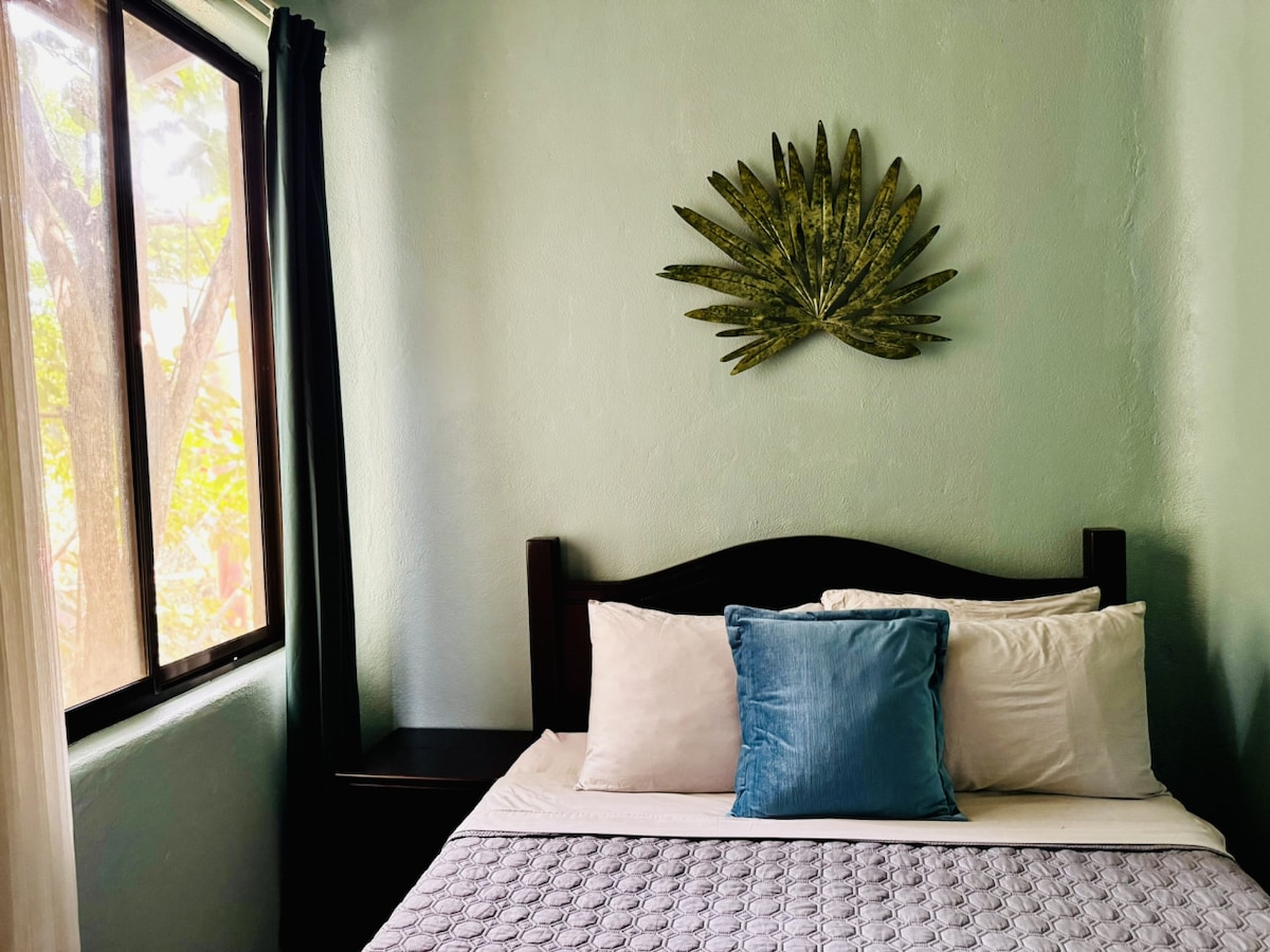 غرفة النوم 1 - سرير بحجم كوين - تحتوي على خزانة ملابس وتلفزيون