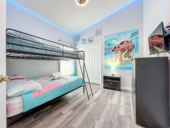 - სახალისო სამოთხე მოანას თამამი მოხატულობითა და ლურჯი შუქდიოდური განათებით
- ორადგილიანი ორადგილიანი კომპლექტი ბავშვებს საკმარის სივრცეს აძლევს, რომ გაიწელონ და იოცნებონ
- ბრტყელეკრანიანი ტელევიზორი და კომოდი პატარა მაძიებლებს სთავაზობს გართობასა და სათავსოს
