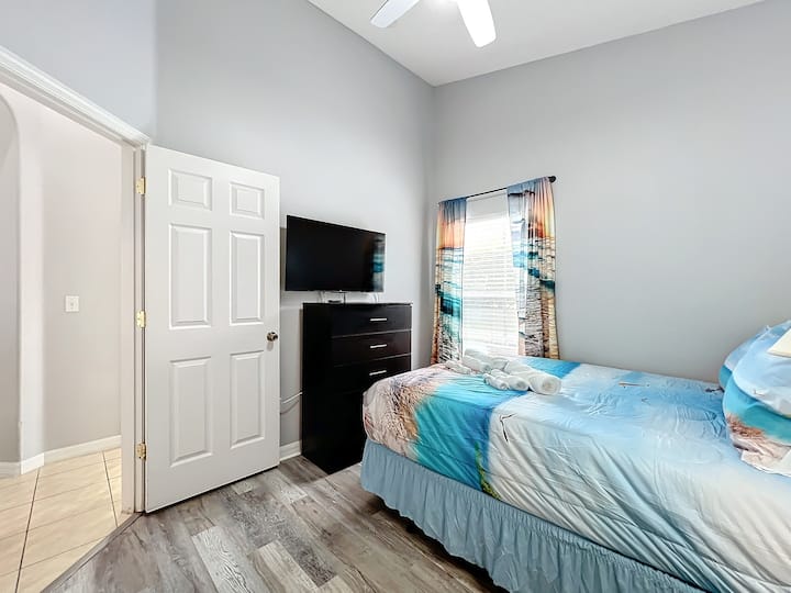 - იგრძენით, რომ სანაპიროზე გძინავთ პლაჟის სრული მოხატულობითა და ძლიერი თეთრეულით
- მიეცით ბუნებრივ სინათლეს ოკეანის თემატური ფარდები მყუდრო საკითხავი ლამპის გვერდით
- მშვიდი დასვენება ტროპიკული ხიბლით და გართობა ყველა ასაკისთვის

