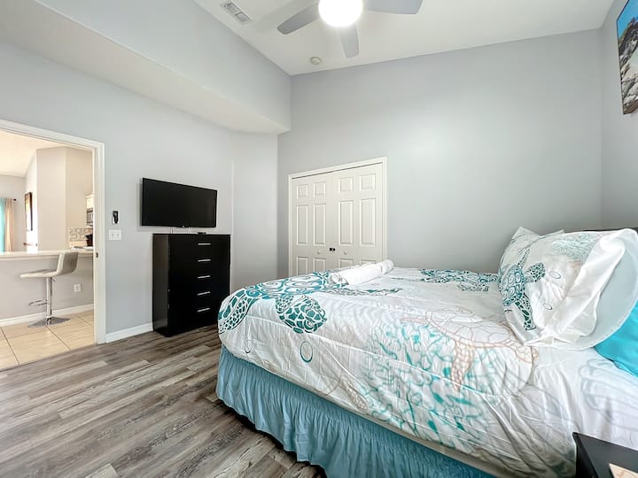 - დატკბით კომფორტით მყუდრო საწოლზე ზღვის კუს ძლიერი თეთრეულითა და პლუშის ბალიშებით
- განიტვირთეთ თქვენი საყვარელი გადაცემებით კედელზე მიმაგრებულ ტელევიზორზე ან დატკბით მშვიდი წაკითხვით
- დახვეწილი იატაკი, თანამედროვე დეკორი და ფერთა ნიავიანი პალიტრა განტვირთვის საშუალებას იძლევა