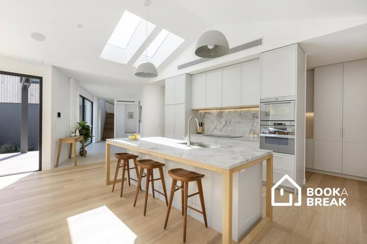 Villa Aquarius – Gas Heated Pool & Spa Luxury gallery image 5