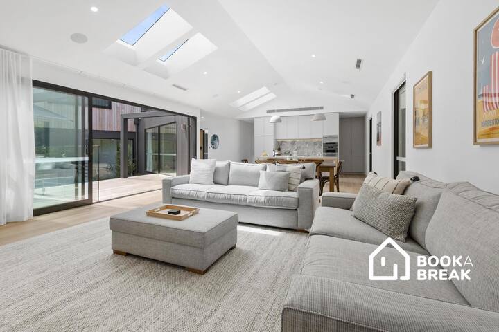 Villa Aquarius – Gas Heated Pool & Spa Luxury gallery image 4