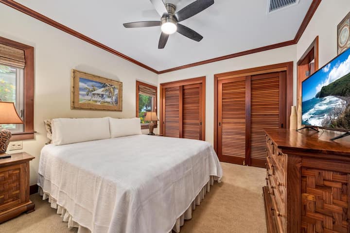 Spálňa s mäkkou posteľou, stropným ventilátorom a dostatočným priestorom v skrini.