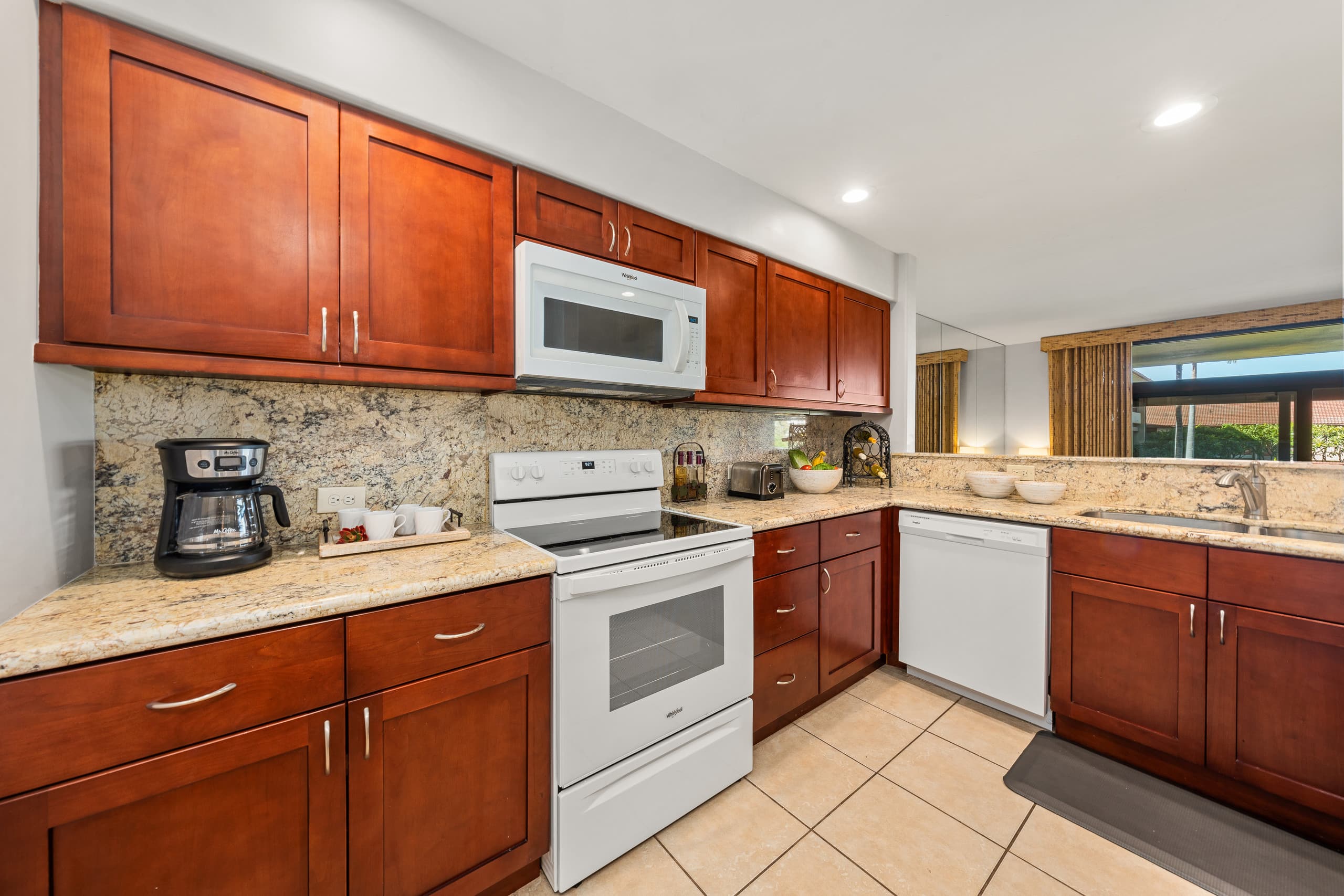 Condo in Lahaina · ★4.86 · 2 bedrooms · 4 beds · 2 baths - Image 6