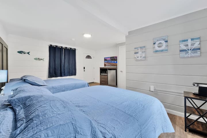 Room #5 - Two Queen Beds - Houghton Lake, MI