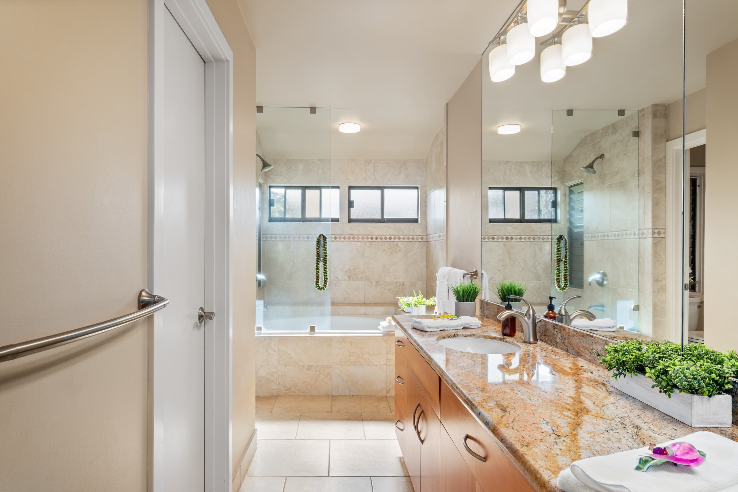 Condo in Lahaina · ★4.82 · 2 bedrooms · 4 beds · 3 baths - Image 24