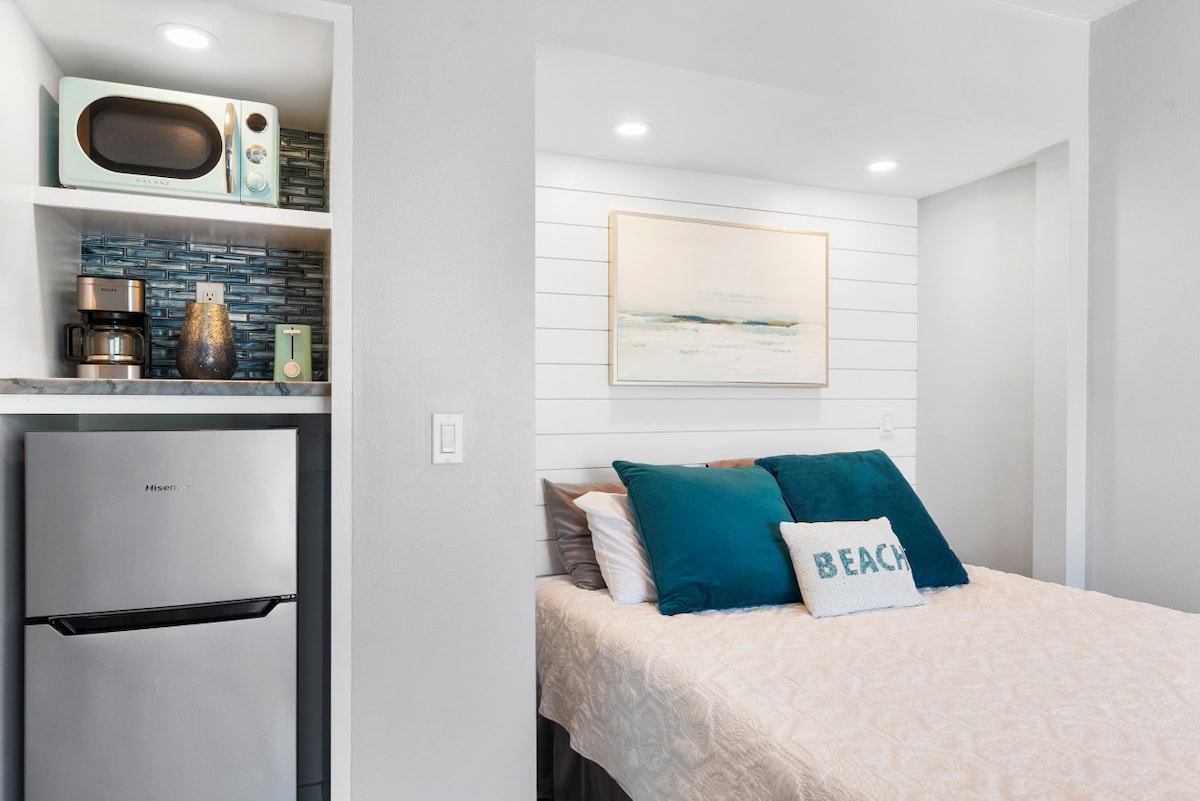 Friji, friza, mikrowevu, mashine ya kutengeneza kahawa ya matone na Keurig