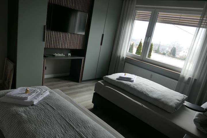 Dhomë gjumi me televizorë, krevate tek