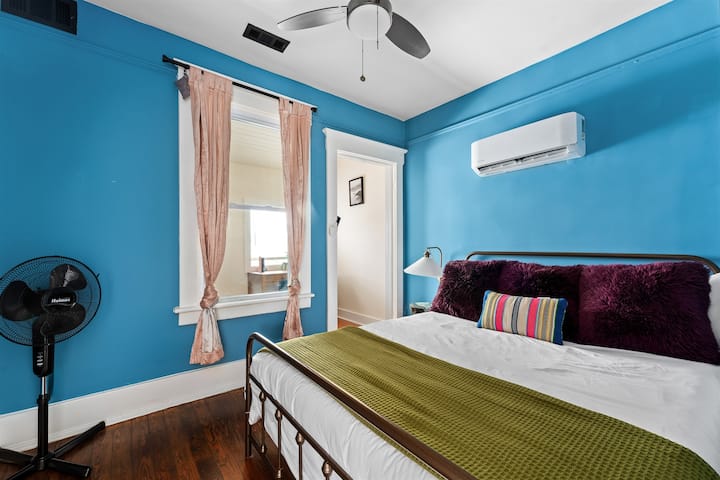 Საძინებელი 4 - ლუქს-კლასის საწოლი 152 × 203 სმ სამუშაო სკამით