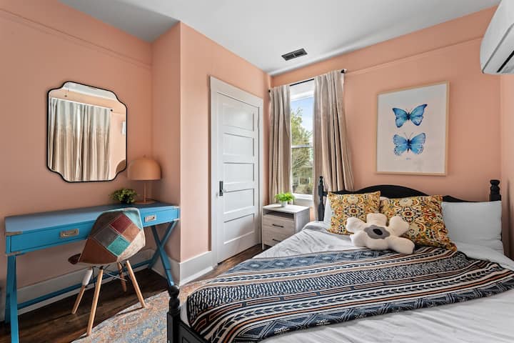 Საძინებელი 2 - ლუქს-კლასის საწოლი სამუშაო სკამითა და სმარტ-ტელევიზორით!