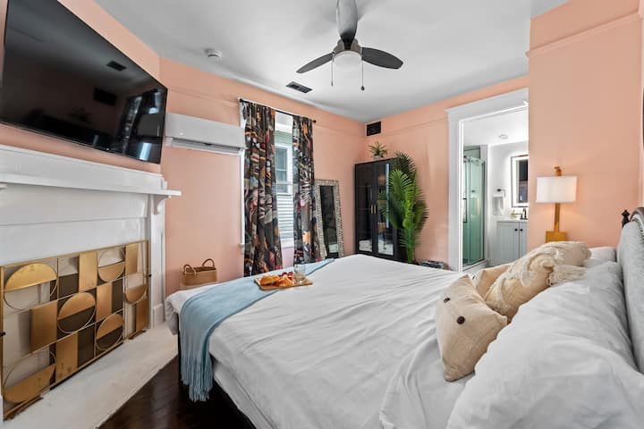 Საძინებელი 1 - ლუქს-კლასის საწოლი და თეთრეული სმარტ-ტელევიზორით!