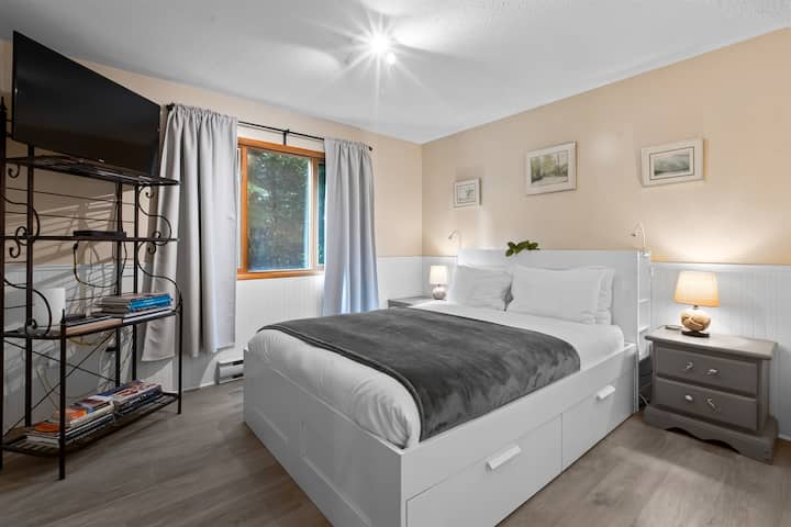 Queen Bedroom