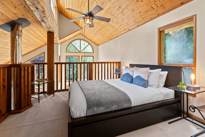 Loft style room-Queen bed