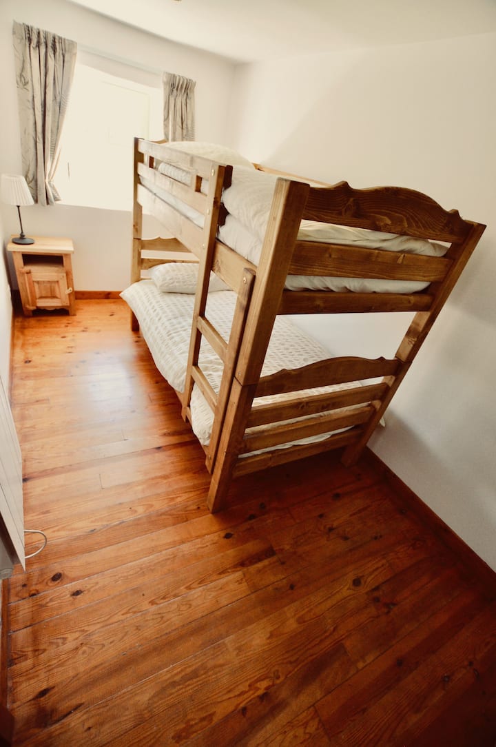 Kitanda cha bunk cha starehe na WARDROBE zilizofungwa