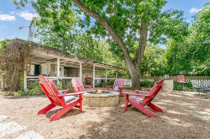 The Aqua Door | 4/2 | Hot Tub - Fredericksburg, TX