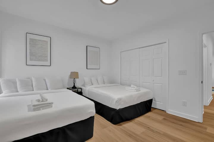 ¡Duerme profundamente en el dormitorio 2, con dos acogedoras camas tamaño queen perfectas para familias o amigos! 