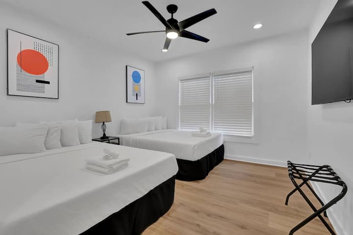 ¡Cada dormitorio está equipado con un televisor inteligente para que pueda disfrutar de sus programas favoritos desde cualquier lugar!