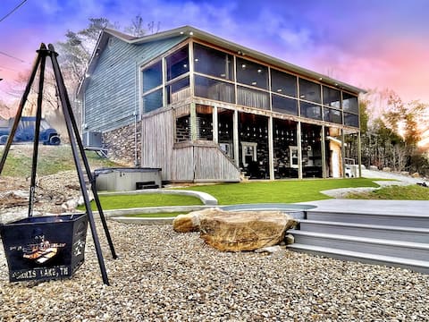 7bdrm, sleeps 24, hotub, cvrd dock,Large game area